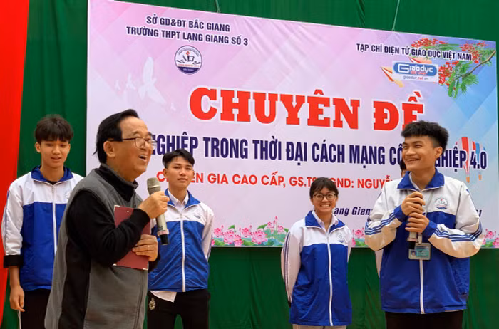 Giáo sư Nguyễn Lân Dũng giao lưu với các em học sinh Trường Trung học phổ thông Lạng Giang số 3 tại buổi hội thảo. Ảnh: Tùng Dương.