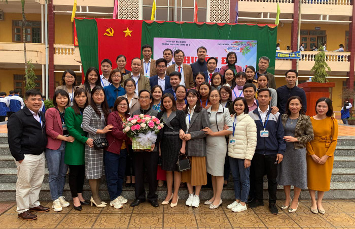 Tập thể cán bộ, giáo viên Trường Trung học phổ thông Lạng Giang số 3 chụp ảnh lưu niệm với Giáo sư Nguyễn Lân Dũng. Ảnh: Tùng Dương.