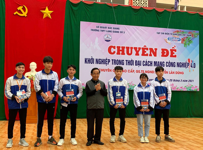 Đại diện học sinh của 3 khối lớp 10 - 11 và 12 giao lưu với Giáo sư Nguyễn Lân Dũng. Ảnh: Tùng Dương.