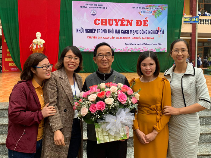 Giáo viên Trường Trung học phổ thông Lạng Giang số 3 chụp ảnh lưu niệm với Giáo sư Nguyễn Lân Dũng tại hội thảo. Ảnh: Tùng Dương.