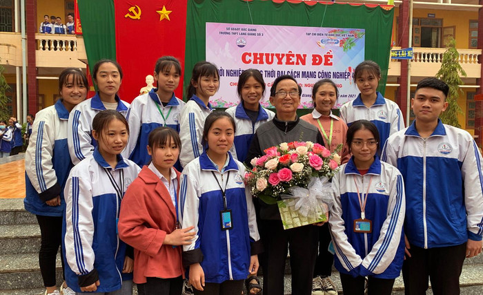 Giáo sư Nguyễn Lân Dũng chụp ảnh lưu niệm với các em học sinh Trường Trung học phổ thông Lạng Giang số 3. Ảnh: Tùng Dương.