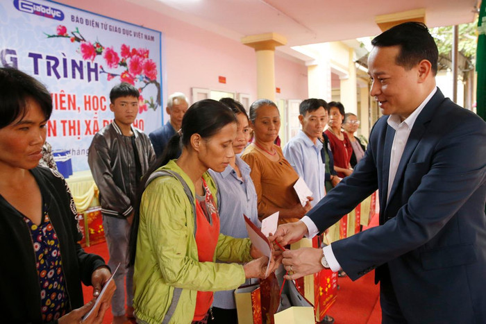 Ông Nguyễn Công Huân - Phó chủ tịch Ủy ban nhân dân thị xã Phú Thọ đang trao quà Tết cho các hộ dân có hoàn cảnh khó khăn tại Thị xã Phú Thọ. Ảnh: Tùng Dương.