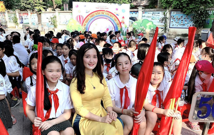 Cô Ngọc Anh cho biết: "Nghề giáo đã khiến mình thay đổi rất nhiều, từ một người có thiên hướng khuôn mẫu, khép mình, giờ đã trở nên vui vẻ, nhiệt huyết và sẵn sàng mở lòng với mọi người để cho đi, nhất là các em học sinh". Ảnh: NVCC. Cô Ngọc Anh cho biết: "Nghề giáo đã khiến mình thay đổi rất nhiều, từ một người có thiên hướng khuôn mẫu, khép mình, giờ đã trở nên vui vẻ, nhiệt huyết và sẵn sàng mở lòng với mọi người để cho đi, nhất là các em học sinh". Ảnh: NVCC.