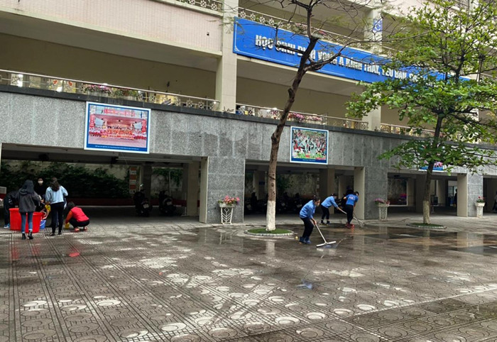 Toàn bộ khuôn viên nhà trường, sân chơi và các phòng học... tại Trường Tiểu học Dịch Vọng A (Cầu Giấy, Hà Nội) đều được tiến hành tẩy rửa, khử trùng. Ảnh: Nhà trường cung cấp.
