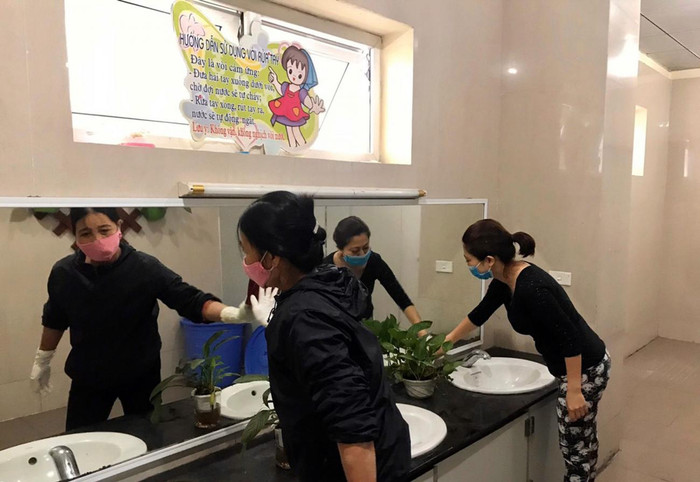 Tại Trường Tiểu học Dịch Vọng A (Cầu Giấy, Hà Nội) rất nhiều phụ huynh học sinh đã cùng tham gia công tác vệ sinh, khử khuẩn trong trường. Ảnh: Nhà trường cung cấp.