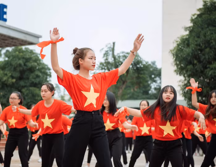 Ngoài việc học tập, Vũ Thị Thúy Quỳnh còn tham gia nhiều hoạt động của nhà trường. Ảnh: NVCC.