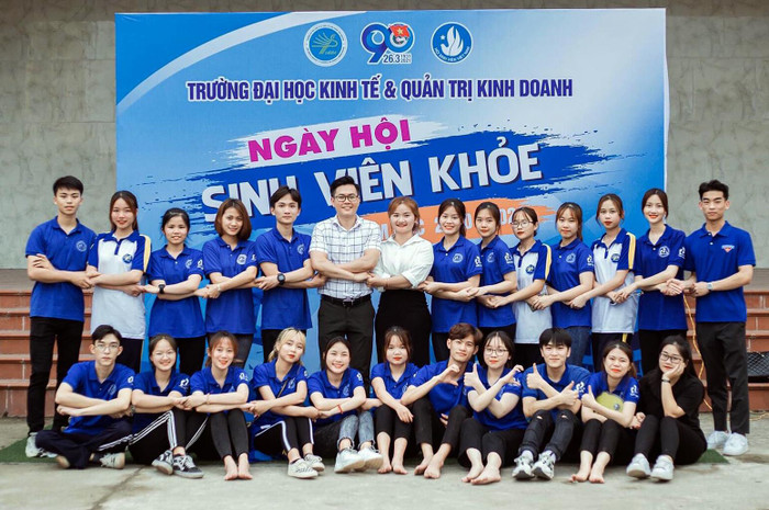 Em Vũ Thị Thúy Quỳnh và các bạn cùng lớp năm thứ 2, K17 Kế toán của Trường Đại học Kinh tế và Quản trị kinh doanh (Đại học Thái Nguyên). Ảnh: NVCC.