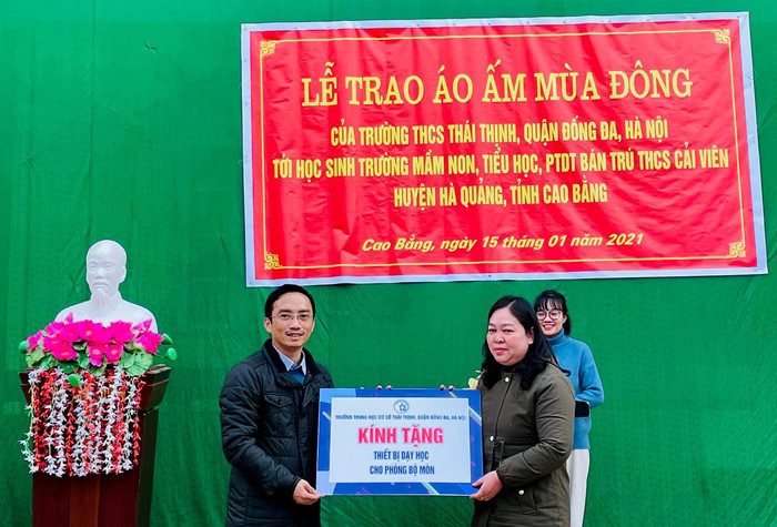 Nhà giáo Nguyễn Cao Cường - Bí thư chi bộ, Hiệu trưởng Trường Trung học cơ sở Thái Thịnh, quận Đống Đa, Hà Nội đang trao tặng các thiết bị dạy học cho 3 trường Mầm non, Tiểu học và Trung học cơ sở Cải Viên - huyện Hà Quảng, tỉnh Cao Bằng. Ảnh: Nhà trường cung cấp. Nhà giáo Nguyễn Cao Cường - Bí thư chi bộ, Hiệu trưởng Trường Trung học cơ sở Thái Thịnh, quận Đống Đa, Hà Nội đang trao tặng các thiết bị dạy học cho 3 trường Mầm non, Tiểu học và Trung học cơ sở Cải Viên - huyện Hà Quảng, tỉnh Cao Bằng. Ảnh: Nhà trường cung cấp.
