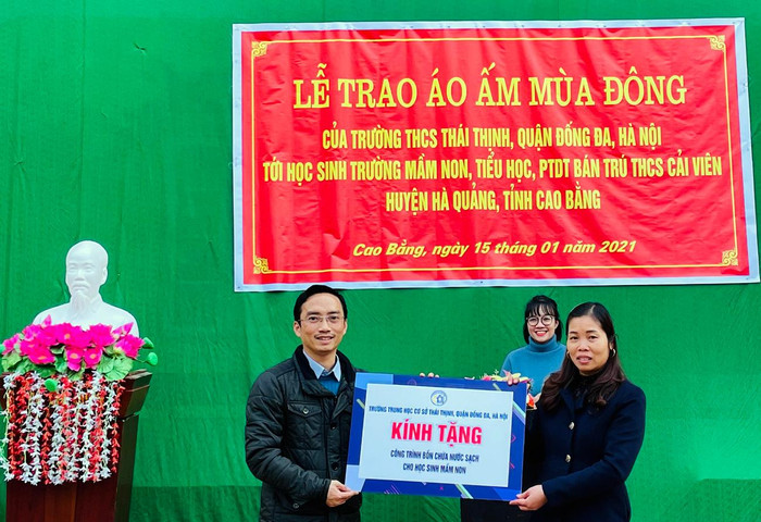 Nhà giáo Nguyễn Cao Cường – Bí thư Chi bộ, Hiệu trưởng Trường Trung học cơ sở Thái Thịnh đang trao tặng công trình chứa nước sạch cho trường mầm non Cải Viên, huyện Hà Quảng, tỉnh Cao Bằng. Ảnh: Nhà trường cung cấp. Nhà giáo Nguyễn Cao Cường – Bí thư Chi bộ, Hiệu trưởng Trường Trung học cơ sở Thái Thịnh đang trao tặng công trình chứa nước sạch cho trường mầm non Cải Viên, huyện Hà Quảng, tỉnh Cao Bằng. Ảnh: Nhà trường cung cấp.