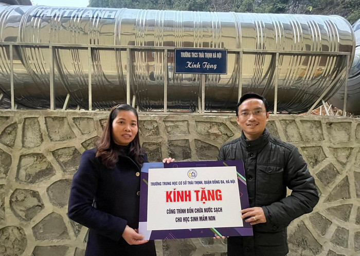 Nhà giáo Nguyễn Cao Cường – Bí thư Chi bộ, Hiệu trưởng Trường Trung học cơ sở Thái Thịnh trao tặng một số bồn chứa nước sạch cho 2 trường mầm non và trung học cơ sở Cải Viên tại huyện Hà Quảng, tỉnh Cao Bằng. Ảnh: Nhà trường cung cấp. Nhà giáo Nguyễn Cao Cường – Bí thư Chi bộ, Hiệu trưởng Trường Trung học cơ sở Thái Thịnh trao tặng một số bồn chứa nước sạch cho 2 trường mầm non và trung học cơ sở Cải Viên tại huyện Hà Quảng, tỉnh Cao Bằng. Ảnh: Nhà trường cung cấp.