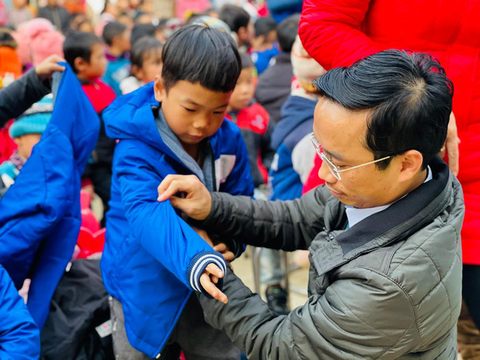 Thầy Nguyễn Cao Cường – Bí thư Chi bộ, Hiệu trưởng nhà trường cùng các thành viên đoàn công tác Trường Trung học cơ sở Thái Thịnh trao quà cho các em học sinh 3 trường. Ảnh: Nhà trường cung cấp. Thầy Nguyễn Cao Cường – Bí thư Chi bộ, Hiệu trưởng nhà trường cùng các thành viên đoàn công tác Trường Trung học cơ sở Thái Thịnh trao quà cho các em học sinh 3 trường. Ảnh: Nhà trường cung cấp.