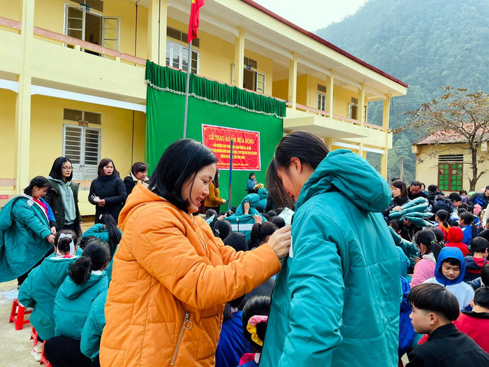 Cô giáo Đinh Thị Hồng Châm – Phó Bí thư Chi bộ, Phó hiệu trưởng Trường Trung học cơ sở Thái Thịnh trao tặng quà cho các em học sinh tại huyện Hà Quảng, tỉnh Cao Bằng. Ảnh: Nhà trường cung cấp. Cô giáo Đinh Thị Hồng Châm – Phó Bí thư Chi bộ, Phó hiệu trưởng Trường Trung học cơ sở Thái Thịnh trao tặng quà cho các em học sinh tại huyện Hà Quảng, tỉnh Cao Bằng. Ảnh: Nhà trường cung cấp.