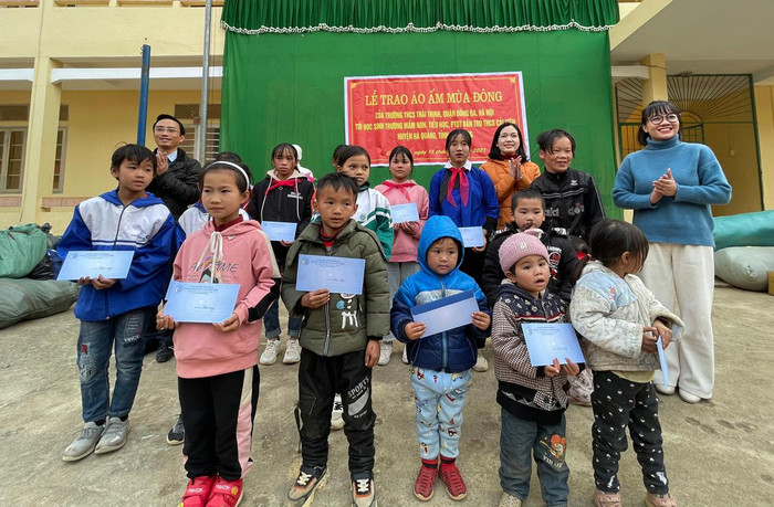 Các em học sinh 3 trường Mầm non, Tiểu học và Trung học cơ sở Cải Viên - huyện Hà Quảng, tỉnh Cao Bằng trong buổi nhận quà tặng. Ảnh: Nhà trường cung cấp. Các em học sinh 3 trường Mầm non, Tiểu học và Trung học cơ sở Cải Viên - huyện Hà Quảng, tỉnh Cao Bằng trong buổi nhận quà tặng. Ảnh: Nhà trường cung cấp.