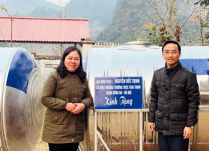 Thầy giáo Nguyễn Cao Cường thay mặt gia đình thầy Nguyễn Đức Thịnh – Cố Hiệu trưởng nhà trường trao tặng công trình chứa nước sạch cho trường mầm non Cải Viên, huyện Hà Quảng, tỉnh Cao Bằng. Ảnh: Nhà trường cung cấp. Thầy giáo Nguyễn Cao Cường thay mặt gia đình thầy Nguyễn Đức Thịnh – Cố Hiệu trưởng nhà trường trao tặng công trình chứa nước sạch cho trường mầm non Cải Viên, huyện Hà Quảng, tỉnh Cao Bằng. Ảnh: Nhà trường cung cấp.