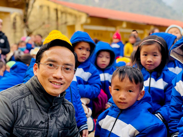 Nhà giáo Nguyễn Cao Cường – Bí thư Chi bộ, Hiệu trưởng Trường Trung học cơ sở Thái Thịnh và các em học sinh tại huyện Hà Quảng, tỉnh Cao Bằng. Ảnh: Nhà trường cung cấp. Nhà giáo Nguyễn Cao Cường – Bí thư Chi bộ, Hiệu trưởng Trường Trung học cơ sở Thái Thịnh và các em học sinh tại huyện Hà Quảng, tỉnh Cao Bằng. Ảnh: Nhà trường cung cấp.