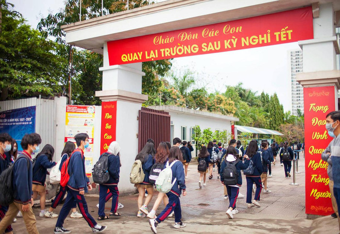 Tại Trường Trung học phổ thông Đoàn Thị Điểm, Hà Nội, tất cả học sinh đều được nhắc nhở đeo khẩu trang khi vào trường và ở nơi công cộng. Ảnh: Tùng Dương.