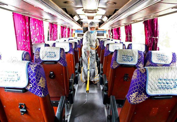 Công tác khử khuẩn xe ô tô đưa đón học sinh tại Trường Trung học cơ sở Đoàn Thị Điểm, Hà Nội được thực hiện hàng ngày Ảnh: Nhà trường cung cấp.