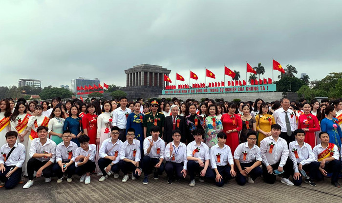 Tập thể giáo viên và các em học sinh Trường Trung học phổ thông Đông Đô (quận Tây Hồ, Hà Nội) làm lễ Báo công với Bác trong năm học 2021. Ảnh: Tùng Dương.