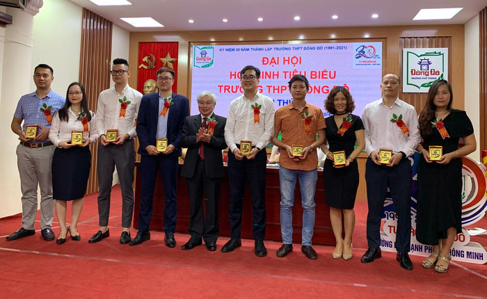 Tiến sĩ Võ Thế Quân và các học sinh thế hệ đầu tiên của Trường Trung học phổ thông Đông Đô (quận Tây Hồ, Hà Nội). Ảnh: Tùng Dương.