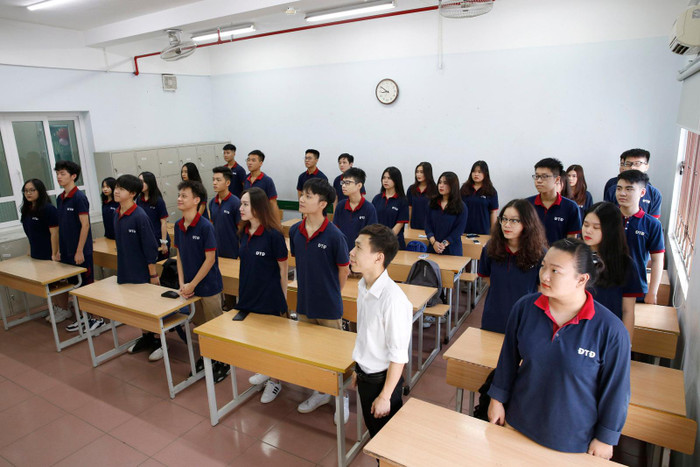 Các em học sinh và giáo viên chủ nhiệm lớp 12D2 Trường Trung học phổ thông Đoàn Thị Điểm, Hà Nội trong giờ chào cờ. Ảnh: Tùng Dương. Các em học sinh và giáo viên chủ nhiệm lớp 12D2 Trường Trung học phổ thông Đoàn Thị Điểm, Hà Nội trong giờ chào cờ. Ảnh: Tùng Dương.