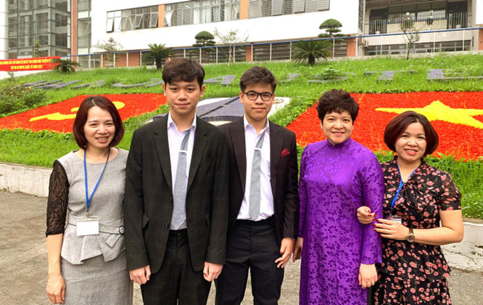 Hai bạn học sinh Đỗ Gia Khánh (bên trái ảnh) và Ngô Gia Bảo chụp ảnh lưu niệm với nhà giáo Trần Thùy Dương - Hiệu trưởng Trường Trung học phổ thông chuyên Hà Nội - Amsterdam cùng phụ huynh của hai em. Ảnh: Tùng Dương. Hai bạn học sinh Đỗ Gia Khánh (bên trái ảnh) và Ngô Gia Bảo chụp ảnh lưu niệm với nhà giáo Trần Thùy Dương - Hiệu trưởng Trường Trung học phổ thông chuyên Hà Nội - Amsterdam cùng phụ huynh của hai em. Ảnh: Tùng Dương.