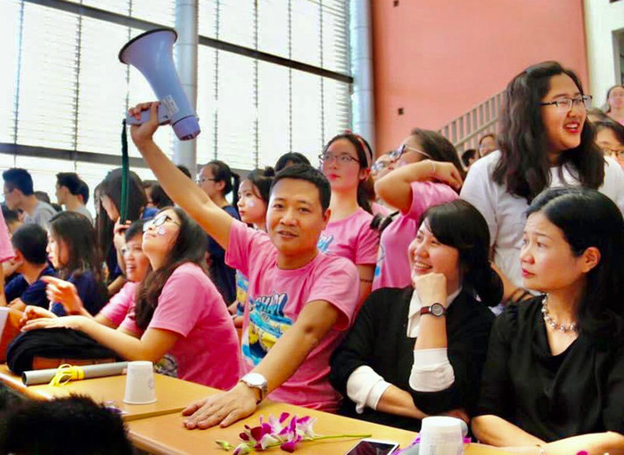 "Tôi truyền đạt kiến thức trong sách giáo khoa, nhưng vận dụng thêm kiến thức thực tế khiến cho các em rất thích và rất muốn nghe, nhờ đó mà tiết học không còn khô cứng". Ảnh: Nhân vật cung cấp. "Tôi truyền đạt kiến thức trong sách giáo khoa, nhưng vận dụng thêm kiến thức thực tế khiến cho các em rất thích và rất muốn nghe, nhờ đó mà tiết học không còn khô cứng". Ảnh: Nhân vật cung cấp.