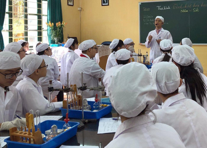 Thầy Phạm Bá Dũng và các em học sinh Trường Trung học cơ sở Thái Thịnh trong giờ học môn Hóa. Ảnh: NVCC. Thầy Phạm Bá Dũng và các em học sinh Trường Trung học cơ sở Thái Thịnh trong giờ học môn Hóa. Ảnh: NVCC.