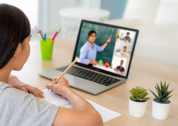 Giảng dạy trực tuyến còn tạo áp lực gấp nhiều lần cho giáo viên, có nhiều yếu tố khác chi phối, gây ảnh hưởng đến việc giảng dạy như không gian học, chất lượng thiết bị học của học sinh, đường truyền Internet... và trên hết là thái độ của người học. Ảnh minh họa: G.H. Giảng dạy trực tuyến còn tạo áp lực gấp nhiều lần cho giáo viên, có nhiều yếu tố khác chi phối, gây ảnh hưởng đến việc giảng dạy như không gian học, chất lượng thiết bị học của học sinh, đường truyền Internet... và trên hết là thái độ của người học. Ảnh minh họa: G.H.