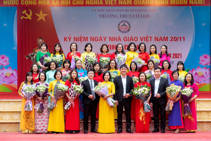Ban giám hiệu, các thầy cô giáo, cán bộ nhân viên Trường Trung học cơ sở Cổ Loa (Đông Anh, Hà Nội) và các đồng chí lãnh đạo xã Cổ Loa trong lễ Kỉ niệm ngày Nhà giáo việt Nam. Ảnh: NVCC.