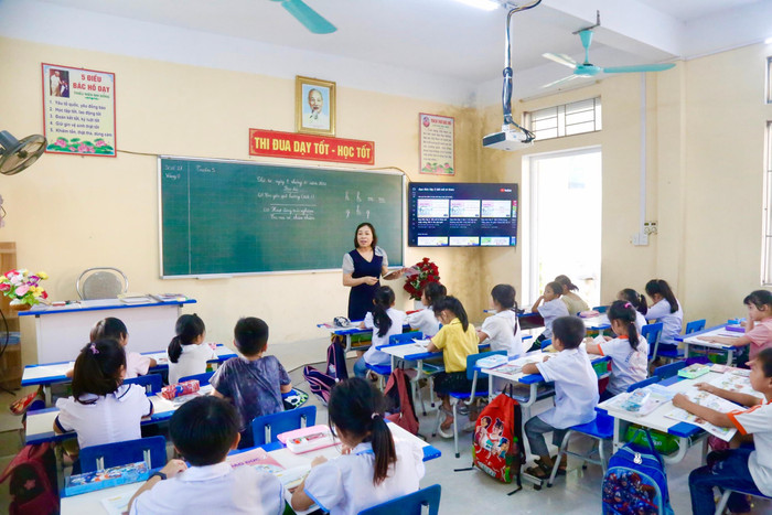 Cô giáo Nguyễn Thị Thu Hương, Phó hiệu trưởng Trường Tiểu học Tuấn Việt (huyện Kim Thành) đang dạy tăng thêm 13 tiết/tuần (Ảnh: LT) Cô giáo Nguyễn Thị Thu Hương, Phó hiệu trưởng Trường Tiểu học Tuấn Việt (huyện Kim Thành) đang dạy tăng thêm 13 tiết/tuần (Ảnh: LT)