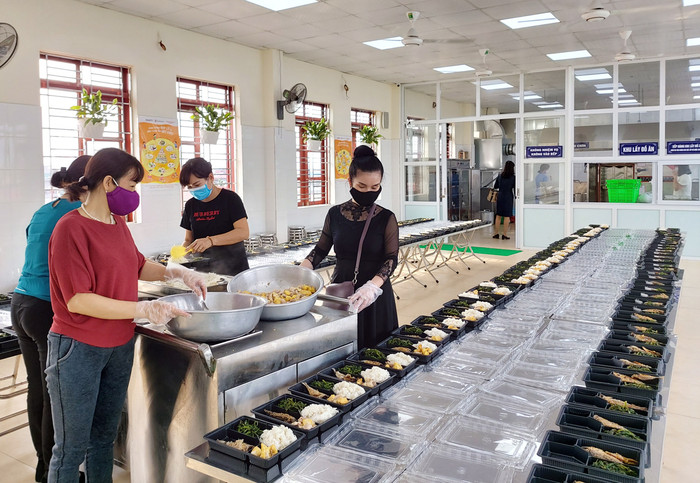 Bữa ăn trưa được chuẩn bị bảo đảm sạch sẽ, chất lượng, an toàn (Ảnh: Lã Tiến)