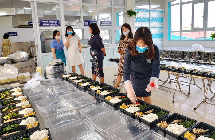 Một số cán bộ quản lý nhà trường cũng chung tay chuẩn bị bữa ăn (Ảnh: Lã Tiến)