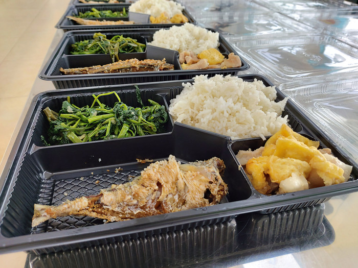 Thực đơn bữa ăn trưa gồm: cá rán, thịt sốt đậu, rau luộc, canh (Ảnh: Lã Tiến)