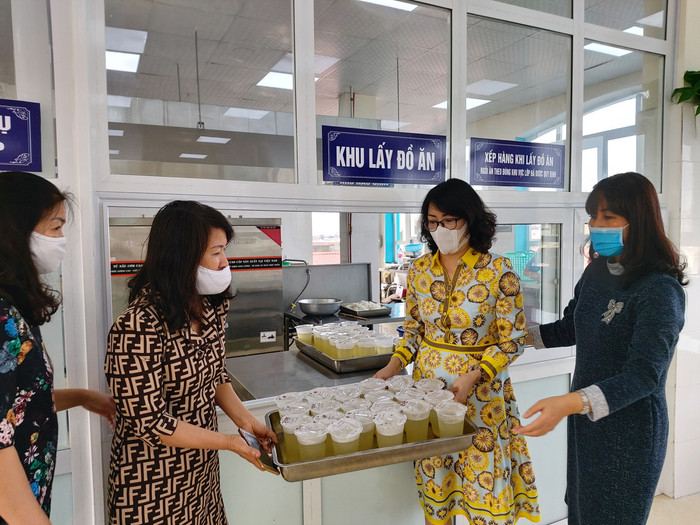 Đồ ăn được nấu tại bếp ăn của Trường Tiểu học Nguyễn Công Trứ bảo đảm vệ sinh, an toàn thực phẩm (Ảnh: Lã Tiến)