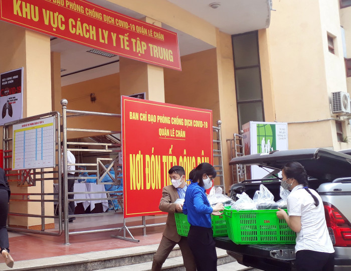 Bữa ăn được vận chuyển vào khu cách ly cho người dân (Ảnh: Lã Tiến)