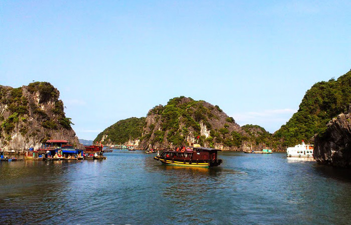 Tàu du lịch trên vịnh Lan Hạ (huyện Cát Hải, TP Hải Phòng)