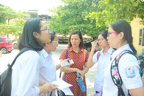 Các thí sinh phấn khởi, bàn luận về bài thi sau môn thi Toán - Ảnh: CTV