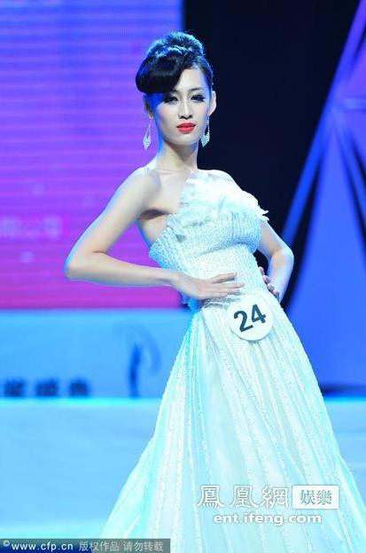 Đàm Kiều Y trong phần thi trang phục dạ hội. Đàm Kiều Y trong phần thi trang phục dạ hội.