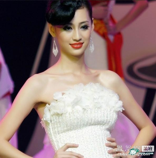 Đàm Kiều Y trong phần thi trang phục dạ hội. Đàm Kiều Y trong phần thi trang phục dạ hội.