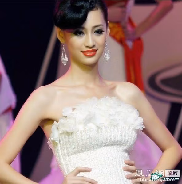 Đàm Kiều Y trong phần thi trang phục dạ hội.