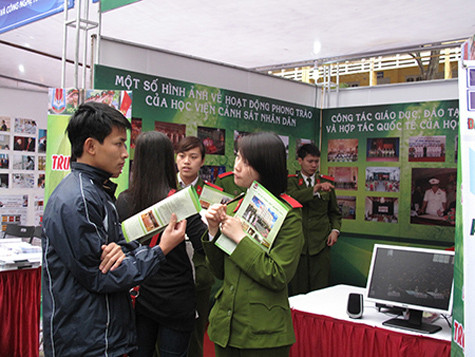 Tư vấn tuyển sinh vào các trường khối công an năm 2011. Ảnh: N.A Tư vấn tuyển sinh vào các trường khối công an năm 2011. Ảnh: N.A