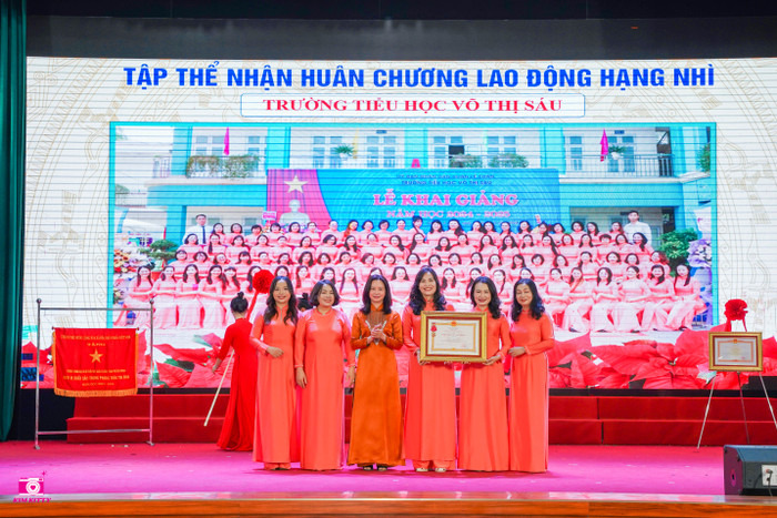 Trường Tiểu học Võ Thị Sáu đón nhận Huân chương Lao động hạng Nhì tại hội nghị kỷ niệm Ngày Nhà giáo Việt Nam của quận Lê Chân (Ảnh: LT) GDVN_-81.jpg