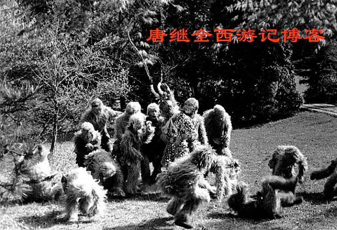 Tôn Ngộ Không cùng các con quây quần tại Hoa Quả Sơn. (Lô Sơn, Giang Tây). Tôn Ngộ Không cùng các con quây quần tại Hoa Quả Sơn. (Lô Sơn, Giang Tây).