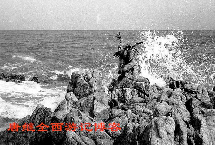 Hầu Vương (Lục Tiểu Linh Đồng/Chương Kim Lai) " Tầm sư học đạo" (sông Bắc Đới, 1984). Hầu Vương (Lục Tiểu Linh Đồng/Chương Kim Lai) " Tầm sư học đạo" (sông Bắc Đới, 1984).