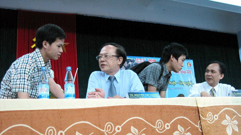 Kết thúc buổi tư vấn chuyên sâu, một số học sinh tranh thủ hỏi chuyên gia những câu hỏi về các ngành Khoa học tự nhiên – kỹ thuật – công nghệ - Ảnh: Hương Lan Kết thúc buổi tư vấn chuyên sâu, một số học sinh tranh thủ hỏi chuyên gia những câu hỏi về các ngành Khoa học tự nhiên – kỹ thuật – công nghệ - Ảnh: Hương Lan