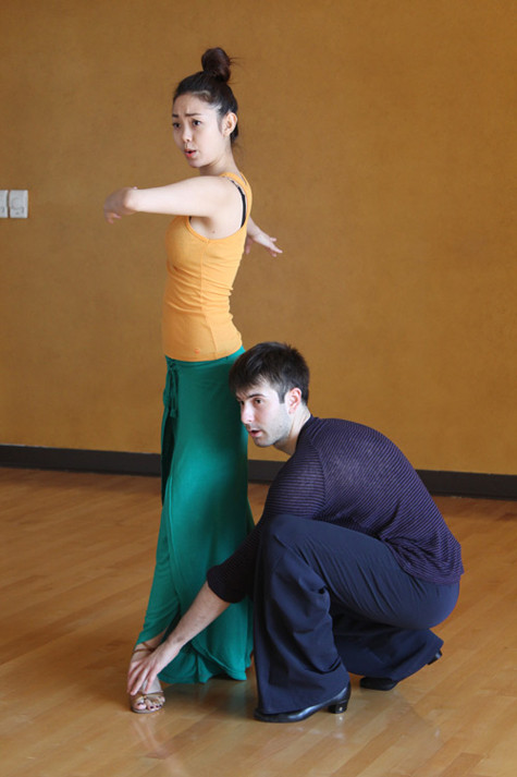 Bạn nhảy tỉ mỉ chỉnh từng tư thế cho Minh Hằng