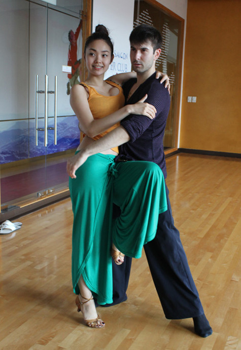 Nụ cười đã xuất hiện trên môi Minh Hằng khi cô nàng đã làm quen dần với các động tác khó