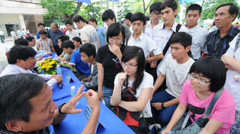 TS Nguyễn Thanh Nam, trưởng phòng đào tạo Trường ĐH Bách khoa (ĐHQG TP.HCM), tư vấn trực tiếp cho học sinh trong ngày hội tư vấn tuyển sinh. Trường này bổ sung khối A1 cho tất cả ngành thi khối A - Ảnh: Minh Đức TS Nguyễn Thanh Nam, trưởng phòng đào tạo Trường ĐH Bách khoa (ĐHQG TP.HCM), tư vấn trực tiếp cho học sinh trong ngày hội tư vấn tuyển sinh. Trường này bổ sung khối A1 cho tất cả ngành thi khối A - Ảnh: Minh Đức