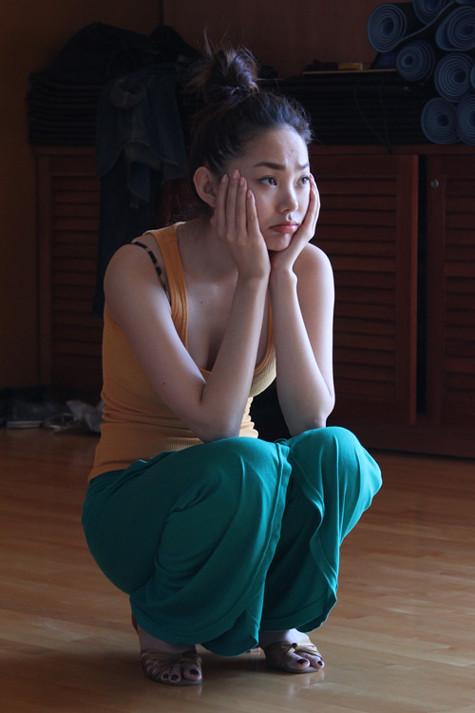 Minh Hằng ngẩn ngơ nhìn bạn nhảy thể hiện các động tác khó