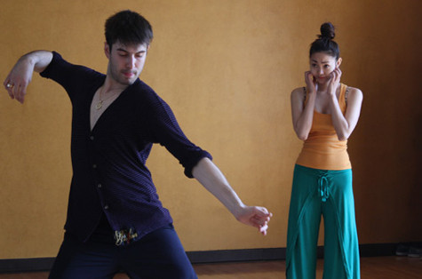 Minh Hằng liên tục dành những ánh nhìn ngưỡng mộ dành cho bạn nhảy Atanas